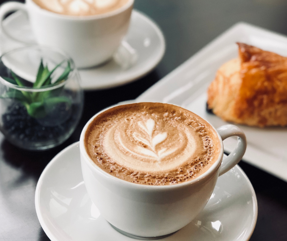 Unternehmerfrühstück mit Croissant und Kaffee